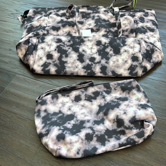 Olivia Miller Dylan,Large zip top tote w/wristlet bag,tie dye, multi-use,light - Picture 8 of 16